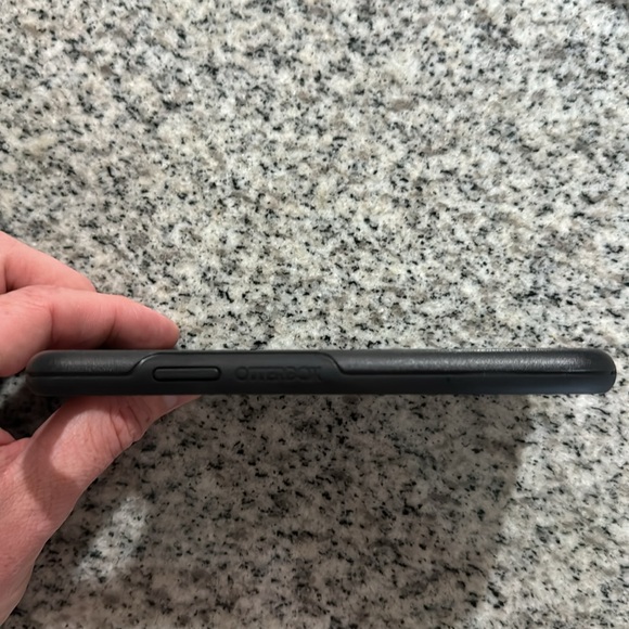 iPhone 11 OtterBox Symmetry in Black - Picture 3 of 7